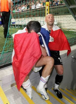 Willy Sagnol (li.) und Torwart Fabien Barthez (beide Frankreich) können den Einzug ins Finale noch gar nicht fassen - Fußball WM Herren WM 2006, Länderspiel, Nationalteam, Halbfinale, Nationaltrikot Gruppe München Glück Freude, Fußball WM Herren WM 2006, Länderspiel, Nationalteam, Halbfinale, Nationaltrikot Gruppe München Glück Freude,