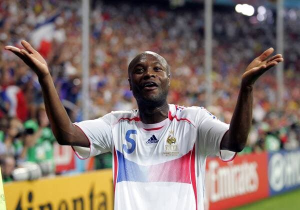 Erhebt euch....William Gallas (Frankreich) animiert die Anhänger Fußball WM Herren WM 2006, Länderspiel, Nationalteam, Nationaltrikot, Halbfinale Einzelbild München Freude, Fußball WM Herren WM 2006, Länderspiel, Nationalteam, Nationaltrikot, Halbfinale Einzelbild München Freude,