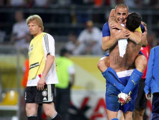 Fabio Cannavaro (Mitte) und Marco Materazzi (beide Italien) - Schlußjubel, li. schleicht Torwart Oliver Kahn (Deutschland) enttäuscht von dannen - Fußball WM Herren WM 2006, Länderspiel, Nationalteam, Halbfinale, Nationaltrikot Gruppe Dortmund Freude, Enttäuschung, Fußball WM Herren WM 2006, Länderspiel, Nationalteam, Halbfinale, Nationaltrikot Gruppe Dortmund Freude, Enttäuschung,