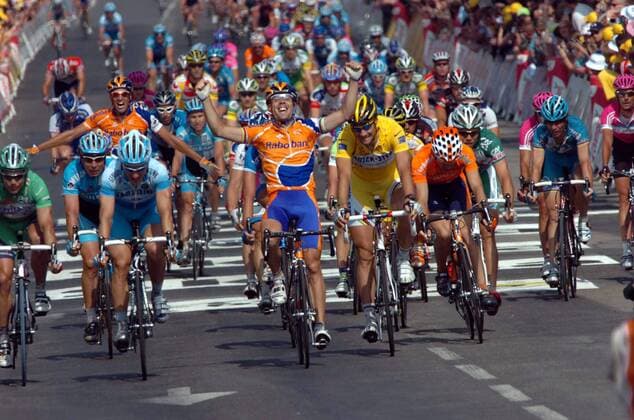 Oscar Freire Gomez (Spanien Rabobank, 3.v.li.) gewinnt die fünfte Etappe der Tour de France 2006, Tom Boonen (Belgien Quick Step Innergetic, re. daneben) und David Kopp (Deutschland Gerolsteiner, li. daneben) haben ... - Radsport Herren 93. Tour de France 2006, ProTour, Straßenradsport, Straße, Rad, Gruppe 5. Etappe: Beauvais - Caen Dynamik, Freude, Begeisterung, Radsport Herren 93. Tour de France 2006, ProTour, Straßenradsport, Straße, Rad, Gruppe 5. Etappe: Beauvais - Caen Dynamik, Freude, Begeisterung,