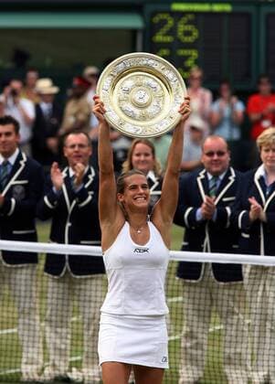 Amelie Mauresmo (Frankreich) präsentiert die Schale für den Sieg bei den All England Championships 2006 Tennis Damen All England Championships 2006, WTA Tour, Grand Slam, Einzelbild Wimbledon London Freude, Begeisterung, Tennis Damen All England Championships 2006, WTA Tour, Grand Slam, Einzelbild Wimbledon London Freude, Begeisterung,