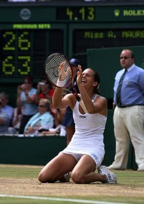 Amelie Mauresmo (Frankreich) fassungslos vor Glück Tennis Damen All England Championships 2006, WTA Tour, Grand Slam, Rasen, Rasenplatz, Rasentennis, Rasenturnier, Einzelbild Wimbledon London Freude, Tennis Damen All England Championships 2006, WTA Tour, Grand Slam, Rasen, Rasenplatz, Rasentennis, Rasenturnier, Einzelbild Wimbledon London Freude,