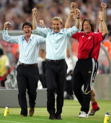 Schlussjubel Deutschland, v.li.: Co Trainer Joachim Löw, Bundestrainer Jürgen Klinsmann und Mannschaftsarzt Hans Wilhelm Müller Wohlfahrt (alle Deutschland) Fußball WM Herren WM 2006, Länderspiel, Nationalteam, Spiel um Platz 3, drei o0 Synchronität, synchron Gruppe Schrei, schreien, Jubelschrei, Freudenschrei Stuttgart Freude, Begeisterung, Fußball WM Herren WM 2006, Länderspiel, Nationalteam, Spiel um Platz 3, drei o0 Synchronität, synchron Gruppe Schrei, schreien, Jubelschrei, Freudenschrei Stuttgart Freude, Begeisterung,