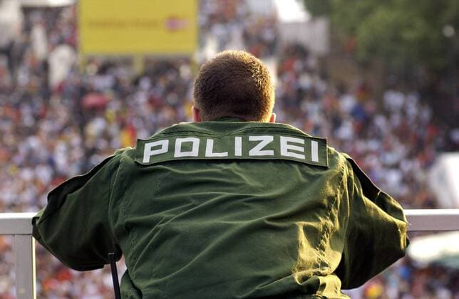 Ein Polizist überwacht das Berliner Fanfest Fußball WM Herren WM 2006, Länderspiel, Nationalteam, Spiel um Platz 3, drei, Fanfest, Fan Fest, Party, FIFA Fanmeile Einzelbild Straße des 17. Juni o0 Überwachung Beobachtung Berlin o0 Perspektive Sicherheit security Fußball WM Herren WM 2006, Länderspiel, Nationalteam, Spiel um Platz 3, drei, Fanfest, Fan Fest, Party, FIFA Fanmeile Einzelbild Straße des 17. Juni o0 Überwachung Beobachtung Berlin o0 Perspektive Sicherheit security