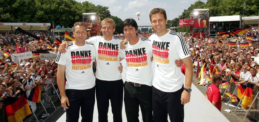 - Danke, Fans! - Abschlussparty der deutschen Nationalmannschaft am Brandenburger Tor mit v. li.: Torwarttrainer Andreas Köpke, Bundestrainer Jürgen Klinsmann, Co Trainer Joachim Löw, Teammanager Oliver Bierhoff Fußball Herren WM 2006, Fanfest, Fan Fest, Party, Danke Fans, Abschlussfest Abschiedsfest Abschiedsparty Abschied Gruppe Straße des 17. Juni, Brandenburger Tor Berlin, FIFA Fanmeile Freude, Fußball Herren WM 2006, Fanfest, Fan Fest, Party, Danke Fans, Abschlussfest Abschiedsfest Abschiedsparty Abschied Gruppe Straße des 17. Juni, Brandenburger Tor Berlin, FIFA Fanmeile Freude,