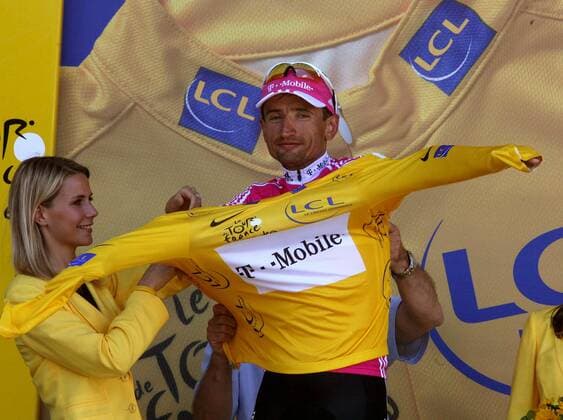 Serhiy Honchar (Ukraine T Mobile) im gelben Trikot bei der Siegerehrung zur 8. Etappe der Tour de France 2006 Radsport Herren Tour de France 2006, ProTour, Straßenradsport, Straße, Rad, lächeln, Gruppe 8. Etappe: Saint Meen Le Grand - Lorient Radsport Herren Tour de France 2006, ProTour, Straßenradsport, Straße, Rad, lächeln, Gruppe 8. Etappe: Saint Meen Le Grand - Lorient