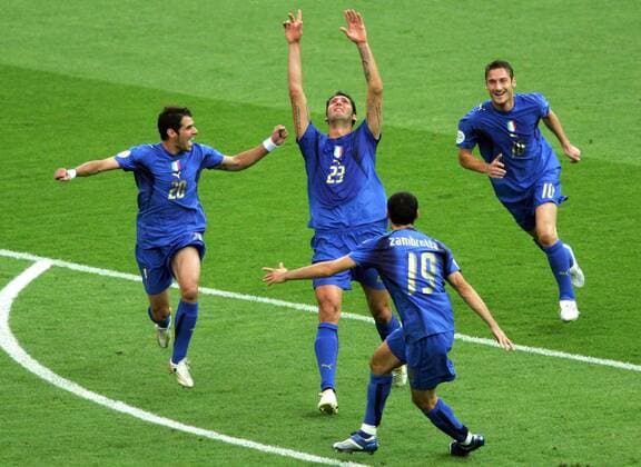 Torjubel Italien, v.li..: Simone Perrotta, Marco Materazzi, Gianluca Zambrotta (vorn) und Francesco Totti Fußball WM Herren WM 2006, Länderspiel, Nationalteam, Nationaltrikot, Finale, Endspiel Gruppe Berlin Freude, Fußball WM Herren WM 2006, Länderspiel, Nationalteam, Nationaltrikot, Finale, Endspiel Gruppe Berlin Freude,