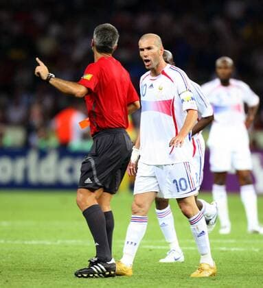 Zinedine Zidane (Frankreich) beschwert sich lautstark über seinen Platzverweis, doch Schiedsrichter Horacio Elizondo (Argentinien) kennt kein Pardon - Fußball WM Herren WM 2006, Länderspiel, Nationalteam, Nationaltrikot, Finale, Endspiel, Frankreich Gruppe Berlin Wut, Fußball WM Herren WM 2006, Länderspiel, Nationalteam, Nationaltrikot, Finale, Endspiel, Frankreich Gruppe Berlin Wut,