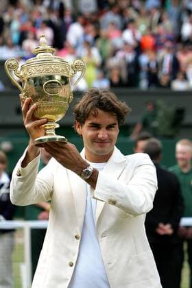 Siegerehrung All England Championships: Sieger Roger Federer (Schweiz) präsentiert den Pokal Tennis Herren All England Championships 2006, Grand Slam, ATP Tour, Finale, Endspiel Einzelbild Wimbledon London Freude, Tennis Herren All England Championships 2006, Grand Slam, ATP Tour, Finale, Endspiel Einzelbild Wimbledon London Freude,