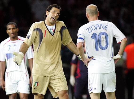 Torwart Gianluigi Buffon (Italien) im Gespräch mit Zinedine Zidane (Frankreich) - Fußball WM Herren WM 2006, Länderspiel, Nationalteam, Nationaltrikot, Endspiel, Finale, Italien - Frankreich 5:3 n.E. Gruppe Berlin Fußball WM Herren WM 2006, Länderspiel, Nationalteam, Nationaltrikot, Endspiel, Finale, Italien - Frankreich 5:3 n.E. Gruppe Berlin