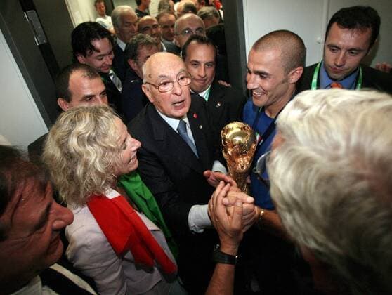Siegesfeier Weltmeister Italien v.li.: Sportministerin Giovanna Melandri, Staatspräsident Giorgio Napolitano und Fabio Cannavaro mit dem Weltpokal - Fußball Herren WM 2006, Länderspiel, Nationalteam, Nationaltrikot, Finale, Endspiel, Vdig Gruppe Olympiastadion, Innenbereich Berlin Freude, Fußball Herren WM 2006, Länderspiel, Nationalteam, Nationaltrikot, Finale, Endspiel, Vdig Gruppe Olympiastadion, Innenbereich Berlin Freude,