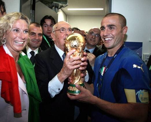 Siegesfeier Weltmeister Italien v.li.: Sportministerin Giovanna Melandri, Staatspräsident Giorgio Napolitano und Fabio Cannavaro mit dem Weltpokal - Fußball Herren WM 2006, Länderspiel, Nationalteam, Nationaltrikot, Finale, Endspiel, Vdig Gruppe Olympiastadion, Innenbereich Berlin Freude, Fußball Herren WM 2006, Länderspiel, Nationalteam, Nationaltrikot, Finale, Endspiel, Vdig Gruppe Olympiastadion, Innenbereich Berlin Freude,