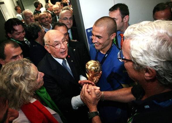 Siegesfeier Weltmeister Italien v.li.: Sportministerin Giovanna Melandri, Staatspräsident Giorgio Napolitano, Fabio Cannavaro und Nationaltrainer Marcello Lippi mit dem Weltpokal - Fußball Herren WM 2006, Länderspiel, Nationalteam, Nationaltrikot, Finale, Endspiel, Vdig Gruppe Olympiastadion, Innenbereich Berlin, Trainer Freude, Fußball Herren WM 2006, Länderspiel, Nationalteam, Nationaltrikot, Finale, Endspiel, Vdig Gruppe Olympiastadion, Innenbereich Berlin, Trainer Freude,
