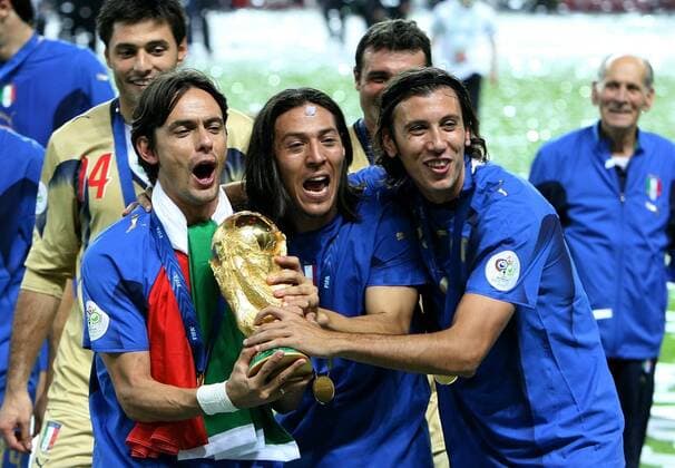 Weltmeister Italien v.li.: Filippo Inzaghi, Mauro Camoranesi und Cristian Zaccardo mit dem Weltpokal Fußball Herren WM 2006, Länderspiel, Nationalteam, Nationaltrikot, Finale, Endspiel, Vdig Gruppe Berlin Freude, Begeisterung, Fußball Herren WM 2006, Länderspiel, Nationalteam, Nationaltrikot, Finale, Endspiel, Vdig Gruppe Berlin Freude, Begeisterung,