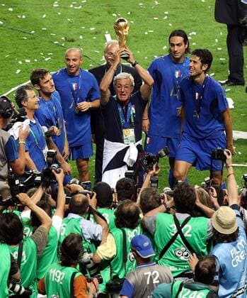 Weltmeister Italien v.li.: Francesco Totti (2.v.li.), Alessandro del Piero, Nationaltrainer Marcello Lippi mit dem Weltpokal, Alessandro Nesta und Fabio Grosso vor den Fotografen Fußball Herren WM 2006, Länderspiel, Nationalteam, Nationaltrikot, Finale, Endspiel, Vdig Totale Kamera, Kameras Berlin Freude, Begeisterung, Fußball Herren WM 2006, Länderspiel, Nationalteam, Nationaltrikot, Finale, Endspiel, Vdig Totale Kamera, Kameras Berlin Freude, Begeisterung,