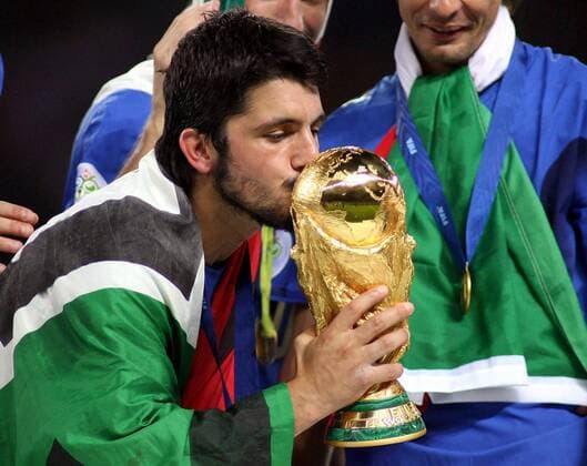 Italien ist Weltmeister 2006 - Gennaro Gattuso (Italien) küsst den Weltmeisterpokal - Fußball WM Herren WM 2006, Länderspiel, Nationalteam, Finale, Endspiel, Nationaltrikot, Einzelbild Fahne, Kuß, Kuss, küssen Berlin, Siegerehrung, Podium, Podest, Freude, Fußball WM Herren WM 2006, Länderspiel, Nationalteam, Finale, Endspiel, Nationaltrikot, Einzelbild Fahne, Kuß, Kuss, küssen Berlin, Siegerehrung, Podium, Podest, Freude,