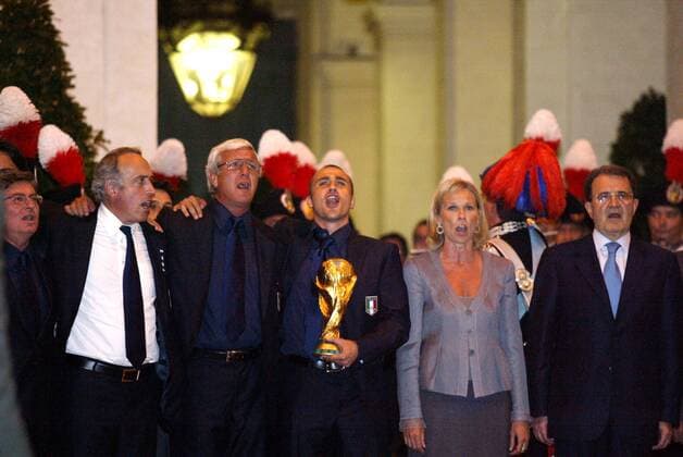 Empfang des Weltmeisters Italien in Rom, Nationaltrainer Marcello Lippi (2.v.li.), Fabio Cannavaro (Mitte), Sportministerin Giovanna Melandri und Premierminister Romano Prodi (alle Italien, re.) singen voller Inbrunst - Fußball WM Herren WM 2006, Nationalteam, Finale, Empfang, Ankunft, Rückkehr, Vdig Gruppe Rom Freude, Fußball WM Herren WM 2006, Nationalteam, Finale, Empfang, Ankunft, Rückkehr, Vdig Gruppe Rom Freude,