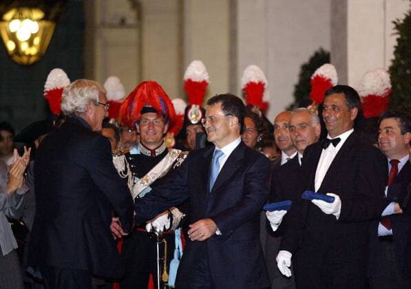 Empfang des Weltmeisters Italien in Rom: Premierminister Romano Prodi (Mitte) gratuliert Nationaltrainer Marcello Lippi (beide Italien) - Fußball WM Herren WM 2006, Nationalteam, Finale, Empfang, Ankunft, Rückkehr, Vdig Gruppe Rom Fußball WM Herren WM 2006, Nationalteam, Finale, Empfang, Ankunft, Rückkehr, Vdig Gruppe Rom