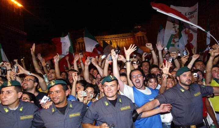 Italienische Fans empfangen ihren Weltmeister in Rom - Sicherheitskräfte der Guardia di Finanza schirmen die begeisterten Fans ab - Fußball WM Herren WM 2006, Nationalteam, Finale, Empfang, Ankunft, Rückkehr, Vdig Totale Rom Freude, Begeisterung, Fußball WM Herren WM 2006, Nationalteam, Finale, Empfang, Ankunft, Rückkehr, Vdig Totale Rom Freude, Begeisterung,