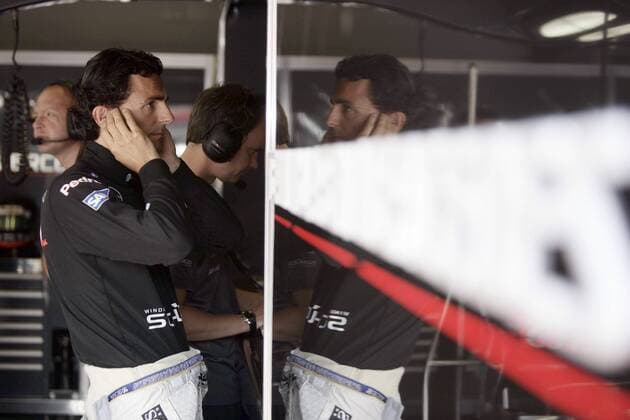 Pedro de la Rosa (Spanien McLaren Mercedes) in der Box Motorsport Grand Prix Herren Großer Preis von Frankreich 2006, Formel 1 Weltmeisterschaft, F1, F, GP, WM, Freies Training Gruppe Magny Cours Motorsport Grand Prix Herren Großer Preis von Frankreich 2006, Formel 1 Weltmeisterschaft, F1, F, GP, WM, Freies Training Gruppe Magny Cours