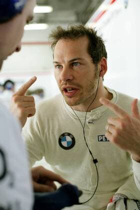 Jacques Villeneuve (Kanada BMW Sauber) verständigt sich mit einem Techniker Motorsport Grand Prix Herren Großer Preis von Frankreich 2006, Formel 1 Weltmeisterschaft, F1, F, GP, WM, Einzelbild Magny Cours Motorsport Grand Prix Herren Großer Preis von Frankreich 2006, Formel 1 Weltmeisterschaft, F1, F, GP, WM, Einzelbild Magny Cours