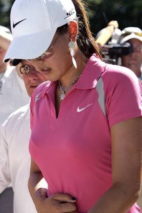 Michelle Wie (USA) zeigt erste Anzeichen von Schwindel angesichts der heißen Temperaturen beim John Deere Classic in Silvus - (sil2006071404) Golf Damen John Deere Classic 2006, Classics, LPGA Tour, Kreislaufzusammenbruch, Einzelbild Schmerz, Schmerzen, Bauchschmerzen Silvis, Schwächeanfall Erschöpfung, Golf Damen John Deere Classic 2006, Classics, LPGA Tour, Kreislaufzusammenbruch, Einzelbild Schmerz, Schmerzen, Bauchschmerzen Silvis, Schwächeanfall Erschöpfung,