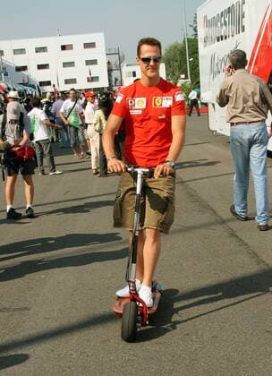 Michael Schumacher (Deutschland Ferrari) fährt auf seinem Motorroller durchs Fahrerlager Motorsport Grand Prix Herren Großer Preis von Frankreich 2006, Formel 1 Weltmeisterschaft, F1, F, GP, WM, freies Training Einzelbild Magny Cours Motorsport Grand Prix Herren Großer Preis von Frankreich 2006, Formel 1 Weltmeisterschaft, F1, F, GP, WM, freies Training Einzelbild Magny Cours