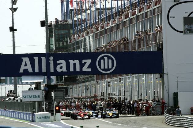 Qualifying zum GP von Frankreich 2006: Auf der Start und Zielgeraden des Circuit de Nevers in Magny Cours herrscht reges treiben Motorsport Grand Prix Herren Großer Preis von Frankreich 2006, Formel 1 Weltmeisterschaft, F1, F, GP, WM, Qualifying Totale Circuit de Nevers Magny Cours Motorsport Grand Prix Herren Großer Preis von Frankreich 2006, Formel 1 Weltmeisterschaft, F1, F, GP, WM, Qualifying Totale Circuit de Nevers Magny Cours