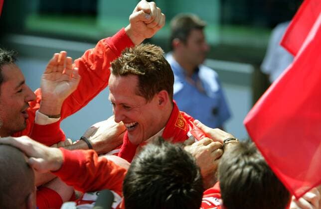 Michael Schumacher (Deutschland Ferrari) gewinnt den GP von Frankreich 2006 und jubelt mit seinem Team Motorsport Grand Prix Herren Großer Preis von Frankreich 2006, Formel 1 Weltmeisterschaft, F1, F, GP, WM Gruppe Magny Cours Begeisterung, Freude, Motorsport Grand Prix Herren Großer Preis von Frankreich 2006, Formel 1 Weltmeisterschaft, F1, F, GP, WM Gruppe Magny Cours Begeisterung, Freude,