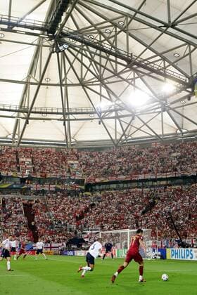 Cristiano Ronaldo (Portugal, re.) gegen Ashley Cole (England) Fußball WM Herren WM 2006, Länderspiel, Nationalteam, Viertelfinale, England, englische, englischer Totale FIFA WM Stadion Gelsenkirchen Gelsenkirchen Dynamik Fußball WM Herren WM 2006, Länderspiel, Nationalteam, Viertelfinale, England, englische, englischer Totale FIFA WM Stadion Gelsenkirchen Gelsenkirchen Dynamik