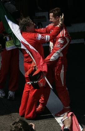 Teamchef Jean Todt (Frankreich, li.) gratuliert Michael Schumacher (Deutschland beide Ferrari) zum Sieg beim GP von Frankreich 2006 Motorsport Grand Prix Herren Großer Preis von Frankreich 2006, Formel 1, Weltmeisterschaft, F1, F, GP, WM Gruppe Magny Cours Harmonie, Freude, Motorsport Grand Prix Herren Großer Preis von Frankreich 2006, Formel 1, Weltmeisterschaft, F1, F, GP, WM Gruppe Magny Cours Harmonie, Freude,