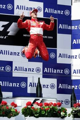 Michael Schumacher (Deutschland Ferrari) jubelt über seinen Sieg beim GP von Frankreich 2006 Motorsport Grand Prix Herren Großer Preis von Frankreich 2006, Formel 1, Weltmeisterschaft, F1, F, GP, WM Einzelbild Magny Cours Höhe Freude, Begeisterung, Motorsport Grand Prix Herren Großer Preis von Frankreich 2006, Formel 1, Weltmeisterschaft, F1, F, GP, WM Einzelbild Magny Cours Höhe Freude, Begeisterung,