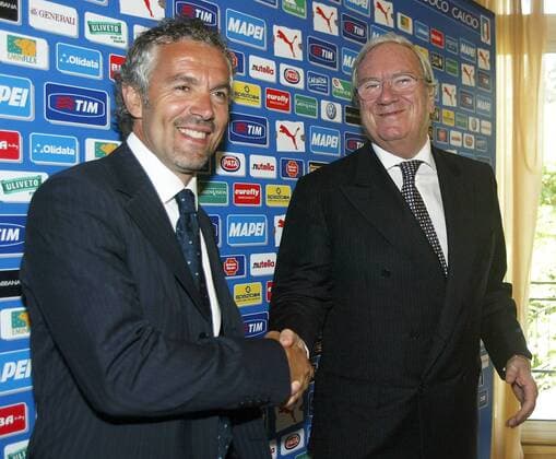 FIGC Präsident Guido Rossi (re.) und der neue Nationaltrainer Roberto Donadoni (beide Italien) - Shakehands während des Pressetermins - Fußball Herren Nationalteam 2006, Federazione Italiana Giuocco Calcio, Vdig Gruppe Sponsorenwand, Sponsorentafel Rom, lachen, lächeln Fußball Herren Nationalteam 2006, Federazione Italiana Giuocco Calcio, Vdig Gruppe Sponsorenwand, Sponsorentafel Rom, lachen, lächeln
