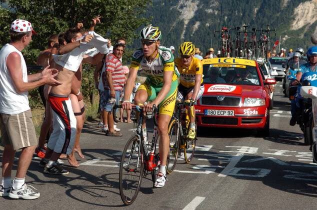 Axel Merckx (Belgien) hat den völlig erschöpften Floyd Landis (USA beide Phonak) im Schlepptau - Radsport Herren 93. Tour de France 2006, ProTour, d Oisans, Les Sybelles, Straßenradsport, Straße, Rad Gruppe 16. Etappe: Bourg dOisans - La Toussuire Radsport Herren 93. Tour de France 2006, ProTour, d Oisans, Les Sybelles, Straßenradsport, Straße, Rad Gruppe 16. Etappe: Bourg dOisans - La Toussuire
