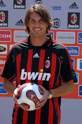 Paolo Maldini (AC Mailand) mit einem Adidas Teamgeist Ball in den Vereinsfarben und dem neuen Trikot samt Brustsponsor Bwin - Fußball Herren Serie A 2006 2007, 1. Italienische Liga, AC Mailand, Vorstellung, Präsentation, Pressetermin, Milan Einzelbild neues Trikot, Spielkleidung, Spielerkleidung Spielbekleidung Spielerbekleidung Ausrüster Fußball Herren Serie A 2006 2007, 1. Italienische Liga, AC Mailand, Vorstellung, Präsentation, Pressetermin, Milan Einzelbild neues Trikot, Spielkleidung, Spielerkleidung Spielbekleidung Spielerbekleidung Ausrüster