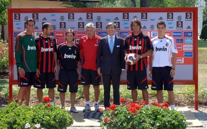 AC Mailand in den neuen Trikots der Saison 2006 2007, v.li.: Torwart Ferdinando Coppola, Guiseppe Favalli, Pasquale Foggia, Trainer Carlo Ancelotti, Sportdirektor Ariedo Braida, Paolo Maldini und Yoann Gourcuff - Fußball Herren Serie A 2006 2007, 1. Italienische Liga, AC Mailand, Vorstellung, Präsentation, Pressetermin, Milan Gruppe bwin, bet and win, betandwin, Brustsponsor, Mailand Trikotsponsor Hauptsponsor Sponsor Fußball Herren Serie A 2006 2007, 1. Italienische Liga, AC Mailand, Vorstellung, Präsentation, Pressetermin, Milan Gruppe bwin, bet and win, betandwin, Brustsponsor, Mailand Trikotsponsor Hauptsponsor Sponsor