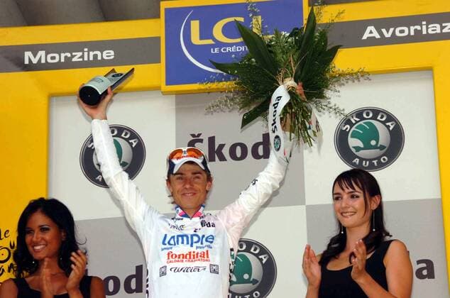 Damiano Cunego (Italien Lampre) im weißen Trikot des besten Nachwuchsfahrers bei der Siegerehrung zur 17. Etappe der Tour de France 2006 - Radsport Herren 93. Tour de France 2006, ProTour, Straßenradsport, Straße, Rad Gruppe 17. Etappe: Saint Jean de Maurienne - Morzine Freude, Radsport Herren 93. Tour de France 2006, ProTour, Straßenradsport, Straße, Rad Gruppe 17. Etappe: Saint Jean de Maurienne - Morzine Freude,