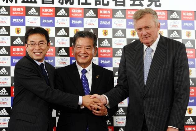 Der neue Nationaltrainer Ivica Osim (re.) wird von Saburo Kawabuchi (Mitte, Präsident japanischer Fußballverband JFA) und U23 Trainer Yasuharu Sorimachi (alle Japan) begrüßt - (aflo1035) Fußball Herren Nationalteam 2006, Pressekonferenz, PK, Pressetermin, Vorstellung, Präsentation Gruppe Tokio Fußball Herren Nationalteam 2006, Pressekonferenz, PK, Pressetermin, Vorstellung, Präsentation Gruppe Tokio