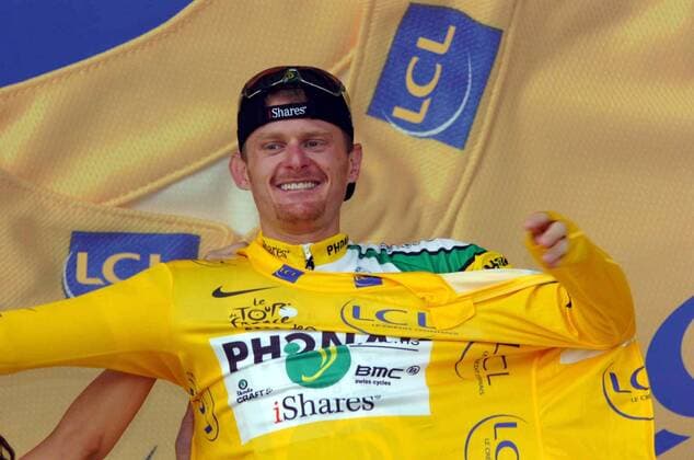 Floyd Landis (USA Phonak) im gelben Trikot bei der Siegerehrung zur 19. Etappe der Tour de France 2006 - Radsport Herren 93. Tour de France, ProTour, Straßenradsport, Straße, Rad, Zeitfahren, Einzelzeitfahren Einzelbild 2006 19. Etappe: Le Creusot - Montceau les Mines Freude, Radsport Herren 93. Tour de France, ProTour, Straßenradsport, Straße, Rad, Zeitfahren, Einzelzeitfahren Einzelbild 2006 19. Etappe: Le Creusot - Montceau les Mines Freude,