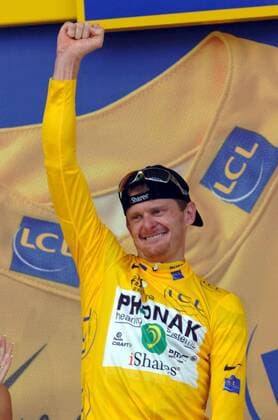 Floyd Landis (USA Phonak) im gelben Trikot bei der Siegerehrung zur 19. Etappe der Tour de France 2006 - Radsport Herren 93. Tour de France, ProTour, Straßenradsport, Straße, Rad, Zeitfahren, Einzelzeitfahren Einzelbild 2006 19. Etappe: Le Creusot - Montceau les Mines Freude, Radsport Herren 93. Tour de France, ProTour, Straßenradsport, Straße, Rad, Zeitfahren, Einzelzeitfahren Einzelbild 2006 19. Etappe: Le Creusot - Montceau les Mines Freude,