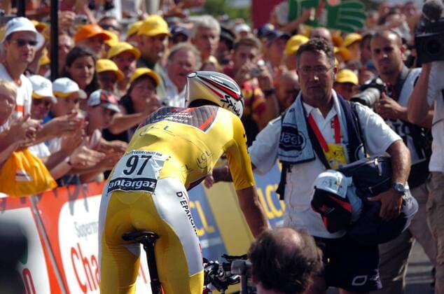Oscar Pereiro Sio (Spanien Caisse d Epargne - Illes Balears) erschöpft im Ziel - Radsport Herren 93. Tour de France, ProTour, Straßenradsport, Straße, Rad, Zeitfahren, Einzelzeitfahren Einzelbild 2006 19. Etappe: Le Creusot - Montceau les Mines Enttäuschung, Erschöpfung, Radsport Herren 93. Tour de France, ProTour, Straßenradsport, Straße, Rad, Zeitfahren, Einzelzeitfahren Einzelbild 2006 19. Etappe: Le Creusot - Montceau les Mines Enttäuschung, Erschöpfung,