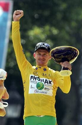 Siegerehrung Tour de France 2006: Gesamtsieger Floyd Landis (USA Phonak) präsentiert stolz die Trophäe - (pan15266) Radsport Herren 93. Tour de France 2006, ProTour, Straßenradsport, Straße, Rad, Einzelbild Paris Champs Elysees, Elysee Freude, Radsport Herren 93. Tour de France 2006, ProTour, Straßenradsport, Straße, Rad, Einzelbild Paris Champs Elysees, Elysee Freude,