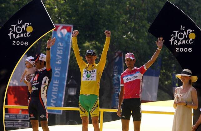 Siegerehrung Tour de France 2006: Gesamtsieger Floyd Landis (USA Phonak) zwischen dem zweiten Oscar Pereiro Sio (Spanien Caisse d Epargne - Illes Balears) mit Baby und Andreas Klöden (Deutschland T Mobile) - (pan15266) Radsport Herren 93. Tour de France 2006, ProTour, Straßenradsport, Straße, Rad, Gruppe Paris Champs Elysees, Elysee Freude, Radsport Herren 93. Tour de France 2006, ProTour, Straßenradsport, Straße, Rad, Gruppe Paris Champs Elysees, Elysee Freude,