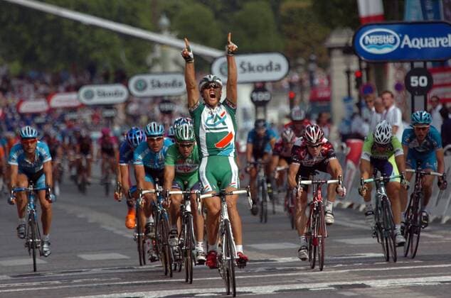 Thor Hushovd (Norwegen Credit Agricole) gewinnt die 20. Etappe der Tour de France 2006 - Radsport Herren 93. Tour de France 2006, ProTour, Straßenradsport, Straße, Rad, Totale Gestik, zeigen, Fingerzeig, 20. Etappe: Sceaux Antony - Paris Freude, Begeisterung, Radsport Herren 93. Tour de France 2006, ProTour, Straßenradsport, Straße, Rad, Totale Gestik, zeigen, Fingerzeig, 20. Etappe: Sceaux Antony - Paris Freude, Begeisterung,