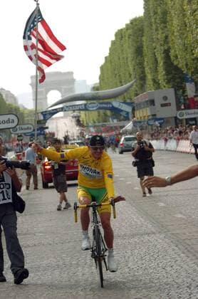 Floyd Landis (USA Phonak) - Gesamtsieger der Tour de France 2006 mit der amerikanischen Nationalfahne auf dem Champs Elysees - Radsport Herren 93. Tour de France 2006, ProTour, Straßenradsport, Straße, Rad, Einzelbild Paris Champs Elysees Freude, Radsport Herren 93. Tour de France 2006, ProTour, Straßenradsport, Straße, Rad, Einzelbild Paris Champs Elysees Freude,