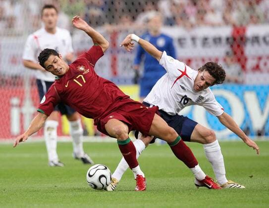 Cristiano Ronaldo (Portugal, li.) gegen Owen Hargreaves (England) - Fußball WM Herren WM 2006, Länderspiel, Nationalteam, Viertelfinale, Nationaltrikot, England - Portugal 1:3 n.E. Gruppe Gelsenkirchen Dynamik, Fußball WM Herren WM 2006, Länderspiel, Nationalteam, Viertelfinale, Nationaltrikot, England - Portugal 1:3 n.E. Gruppe Gelsenkirchen Dynamik,