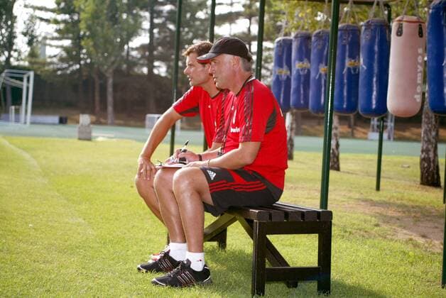 Trainer Carlo Ancelotti (vorn) und Konditionstrainer Daniele Tognaccini (beide Milan) - Fußball Herren Serie A 2006 2007, 1. Italienische Liga, AC Mailand, Vorbereitung, Saisonvorbereitung, Training Gruppe Mailand Fußball Herren Serie A 2006 2007, 1. Italienische Liga, AC Mailand, Vorbereitung, Saisonvorbereitung, Training Gruppe Mailand