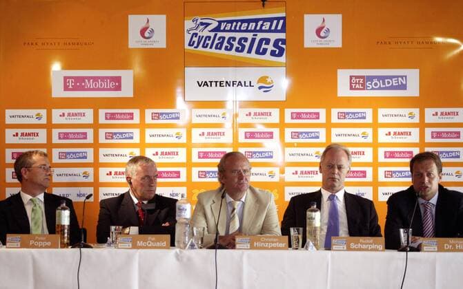 Pressekonferenz zu den Vattenfall Cyclassics 2006, v.li.: Unternehmenssprecher Peter Poppe (Deutschland Vattenfall), UCI Präsident Pat McQuaid (Irland), Medienkoordinator Christian Hinzpeter (Direktor Kommunikation Upsolut Sports AG) .... Radsport Herren Vattenfall Cyclassics 2006, Straßenradsport, Straße, Rad, ProTour, Pk, Pressetermin Gruppe Internationaler Radsportverband, Verbandsführung Hamburg, Funktionär, Funktionäre Radsport Herren Vattenfall Cyclassics 2006, Straßenradsport, Straße, Rad, ProTour, Pk, Pressetermin Gruppe Internationaler Radsportverband, Verbandsführung Hamburg, Funktionär, Funktionäre