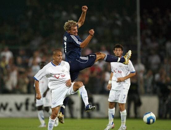Alexander Zickler (Salzburg, re.) gegen Gökhan Inler (FC Zürich) Fußball EC 1 Herren Champions League Qualifikation 2006 2007, FC Zürich - SV Red Bull Salzburg 2:1, Redbull Gruppe Zürich Dynamik, Kampf, Höhe, Fußball EC 1 Herren Champions League Qualifikation 2006 2007, FC Zürich - SV Red Bull Salzburg 2:1, Redbull Gruppe Zürich Dynamik, Kampf, Höhe,