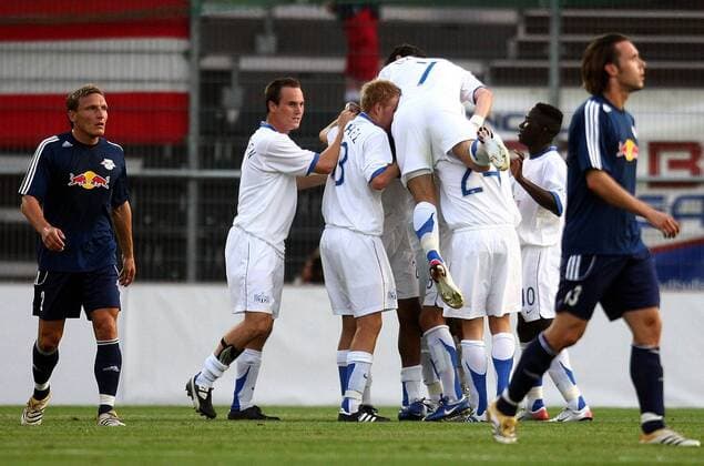 Torjubel FC Zürich - u.a. Steve von Bergen (2.v.li.), während Lazlo Bodnar (Salzburg, li.) enttäuscht ist Fußball EC 1 Herren Champions League Qualifikation 2006 2007, FC Zürich - SV Red Bull Salzburg 2:1, Redbull Gruppe Zürich Freude, Enttäuschung, Fußball EC 1 Herren Champions League Qualifikation 2006 2007, FC Zürich - SV Red Bull Salzburg 2:1, Redbull Gruppe Zürich Freude, Enttäuschung,